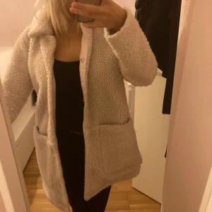 Super mysigt Teddy jacka  - Den är använd men inget dåligt skick . Super mysig nu till hösten . 
