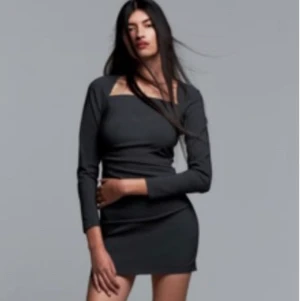 Säljer min sjukt snygga klänning från ZARA - Jättesnygg grafitgrå klänning från zara, använd inte en gång dvs väldigt bra skick!! 🙌