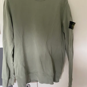 Stone island tröja  - En jättefin stone island tröja i kaktusgrön färg, den är sparsamt använd och i väldigt bra skick  Den är köpt på NK Göteborg för ca 1500 Priset går att förhandlas