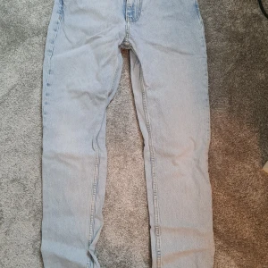 Ljusblåa jeans - Fina ljusblåa jeans