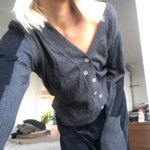 Kofta - Super fin kofta som tyvärr inte kommer till användning längre. Coola detaljer och knappar i sicksack. Möts på Södermalm. Funkar på XS-M