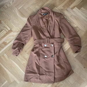 Kavajklänning - En fin Kavajklänning från boohoo ,aldrig använd!