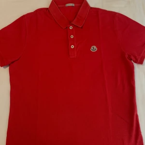 Moncler  - Säljer denna snygga piké ifrån Moncler, köpt för 1500kr 