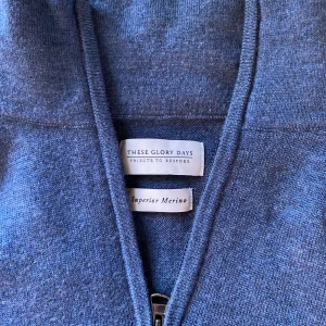 These Glory Days Storlek S - Fin halvzip i en fin blå färg. Skicket är relativt bra skulle säga 6/10. Säljer den då jag inte längre kan ha den. (Pris kan diskuteras)