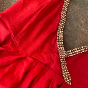 Tröja - ❗️tryck ej på köp nu❗️As cool flamingo rosa tröja med bling! Finns ingen storlek på lappen men skulle säga att det är en S🫶 pris kan diskuteras💕 köparen står för frakt:kr