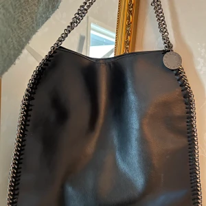Stella McCartney väska  - Ska nu sälja min älskade väska som köptes i somras säljer endast vid bra bud❤️