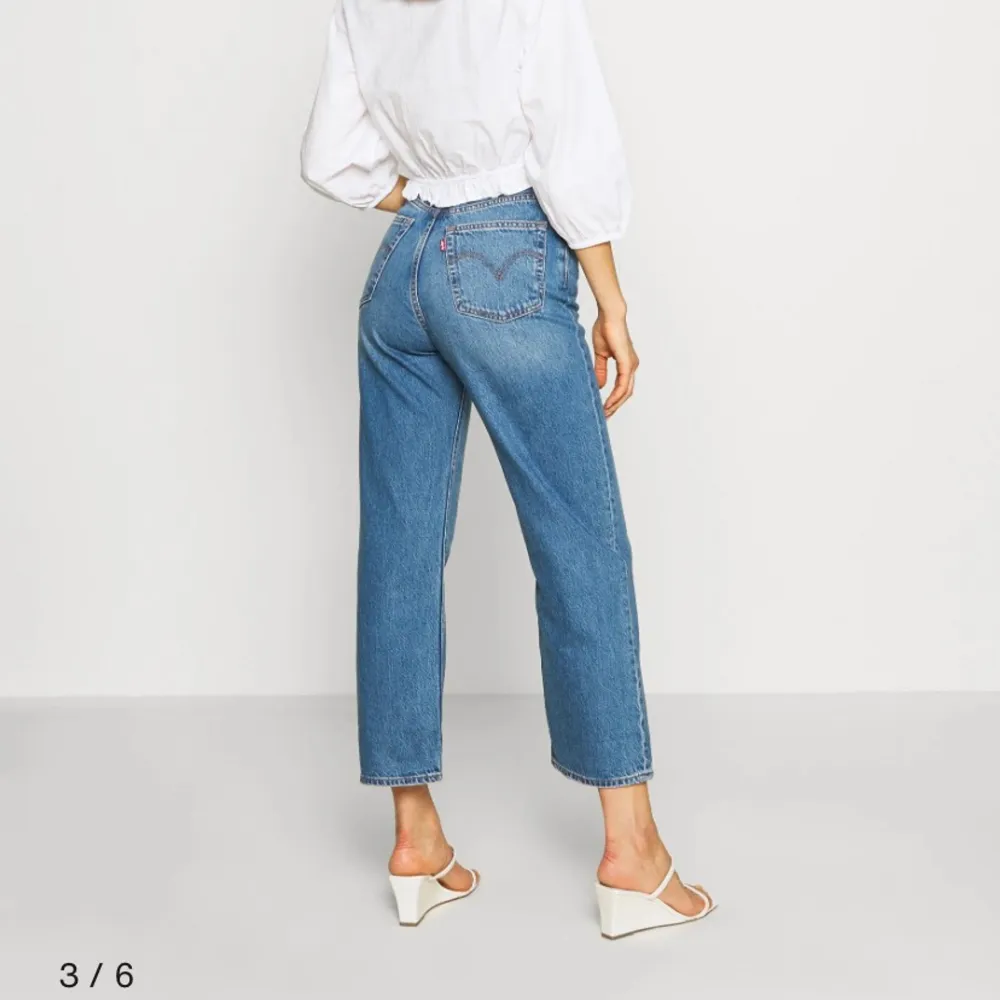 Levi’d ribcage straight ankle jeans i storlek 28x27. Använt jeansen 2 gånger men de har tyvärr blivit för korta. Superbra skick och jätte fina jeans. Jeans & Byxor.