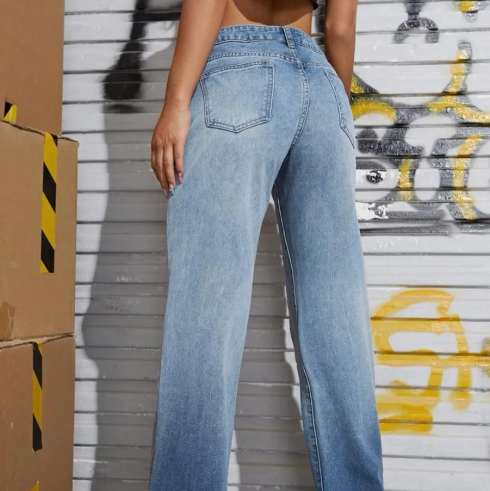 Jeans ifrån shein, tyvärr aldrig kunnat använda dem pågrund av att de är för små så helt nya. Köpte den för 269 kr men säljer för 70 kr. Jeans & Byxor.