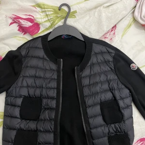 Moncler jacka - Säljer nu min jacka som jag själv köpte begagnat av en bekant. Sparsamt använd och i väldigt fint skick trots begagnad. Tyvärr hittar jag inte kvittot men man kan ju alltid scanna qr koden för äkteheten. Storlek S men skulle säga att den passar en M också
