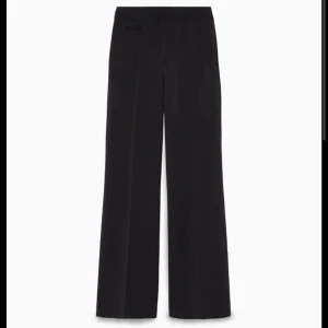 Lågmidjade kostymbyxor - Limited edition byxor från zara helt nya med prislapp kvar, köpta för 899kr 🖤 dem är lite utsvängda & låg/midrise, jag är 172cm för referens 📦Frakt kostar 66kr & är spårbar