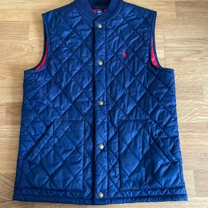 Ralph Lauren vest  - Säljer min Ralph Lauren vest. Köptes i april 2020. Den är i väldigt bra skick. 