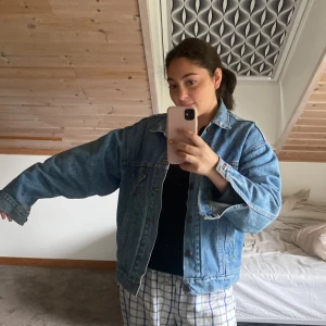 Levis jeans jacka - Vintage oversize jeans jacka från Levis. Använd ett par få gånger. Väldigt bra material och inte alls tunn. Perfekt nu till hösten. Pris kan diskuteras, frakt tillkommer❤️