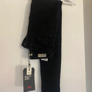 Levi’s jeans - Säljer dessa jeans från Levi’s i modellen Mile high super skumt då det är för stora för mig. De är i superfint skick då de aldrig är använda💕 köparen står för frakten