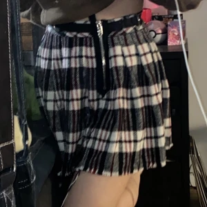 E-girl kjol - Mönstrad kjol som jag köpte på Dollskill när jag hade den stilen men nu växt ifrån. Oroligt bra matrial i nyskick då jag kanske andvänt den två gånger! 