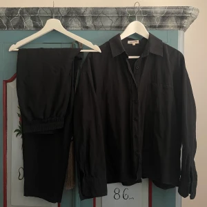 Djerf Avenue Breezy Set - Intressekoll på mitt svarta breezy set ifrån Djerf Avenue. Byxorna är i storlek M och skjortan är i storlek L. Använda ganska flitigt men fortfarande väldigt fina! Behöver inte köpas ihop, skriv till mig vid intresse så kommer vi överens om pris 😊