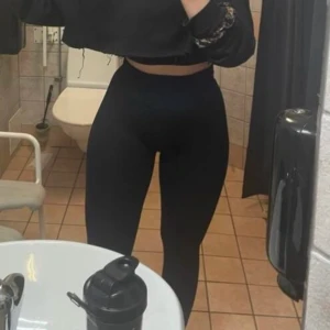 Tights - Träningstights som är squatproof! Strl L men sitter som M, funkar även för S! Från Shein. Formar superfint! Svart, resår bak. Sparsamt använda och nya! Frakt avgift tillkommer💓