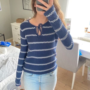 Stickad marinblå tröja - Jätte snygg stickad marinblå tröja. Köptes här på plick förra hösten men känner att den inte riktigt är min stil:/ Den är i väldigt bra skick och ovanlig, väldigt långa i ärmarna som går över handen om man vill😊