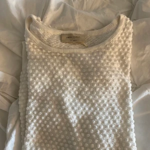 Stickad tshirt - Säljer min jätte fina stickade tshirt aldrig andvänd jag är storlek xs- S och den passar bra 💗