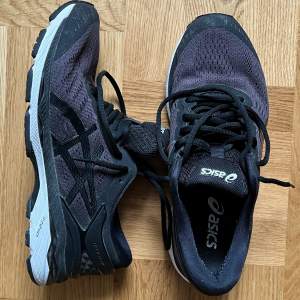 Säljer mina Asics - Gel Kayano 24 Black / Phantom / White då jag har två par. Använda ett par löpturer men inte mer än så. Storlek 41.5