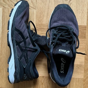 Asics sneakers  - Säljer mina Asics - Gel Kayano 24 Black / Phantom / White då jag har två par. Använda ett par löpturer men inte mer än så. Storlek 41.5