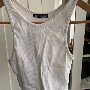 tank top - Jag säljer mitt vita linne eftersom jag inte använder det längre