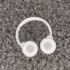 Vita JBL hörlurar - Vita JBL hörlurar som funkar som vanligt som jag knappt använder