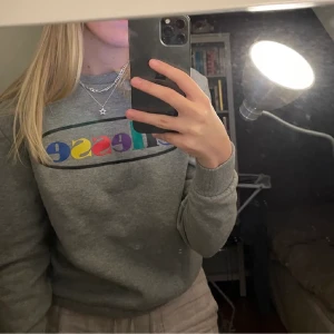Sweatshirt  - En grå sweatshirt ifrån ellesse i strl uk8 som kanske ungefär är en S säljer för att den inte är min stil längre. Har en liten fläck på ena armen ❤️