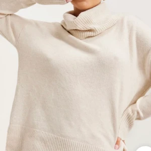 Stickad tröja  - Köpt från Nelly använd några ggr 🤍