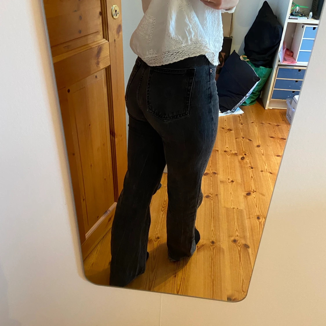 Säljer mina så snygga svart/gråa jeans🤩💓så fina och långa i benen💓 - 90