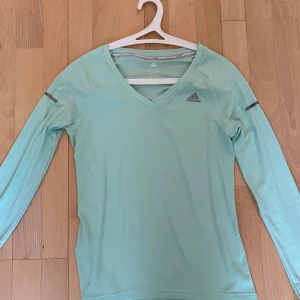Långärmad träningströja Adidas stl S - Ljusgrön långärmad träningströja från Adidas. Storlek S Endast använd ett fåtal gånger :)