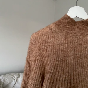 Stickad tröja från & Other Stories - Brun mysig hösttröja. Väldigt fin men kommer inte till användning. 