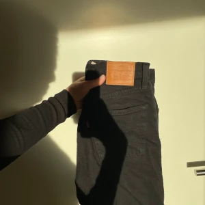 Levis jeans -  Ett par levis jeans i modellen ribcage straight. Otroligt sköna och stretchiga, använda få gånger.  Säljer pga dem är för små för mig i midjan. Dessa är i storlek. W25/ L 27, jag är 167. Dem passar i längd men ej midja.  Ordpris. 1299💕Frakt tillkommer.