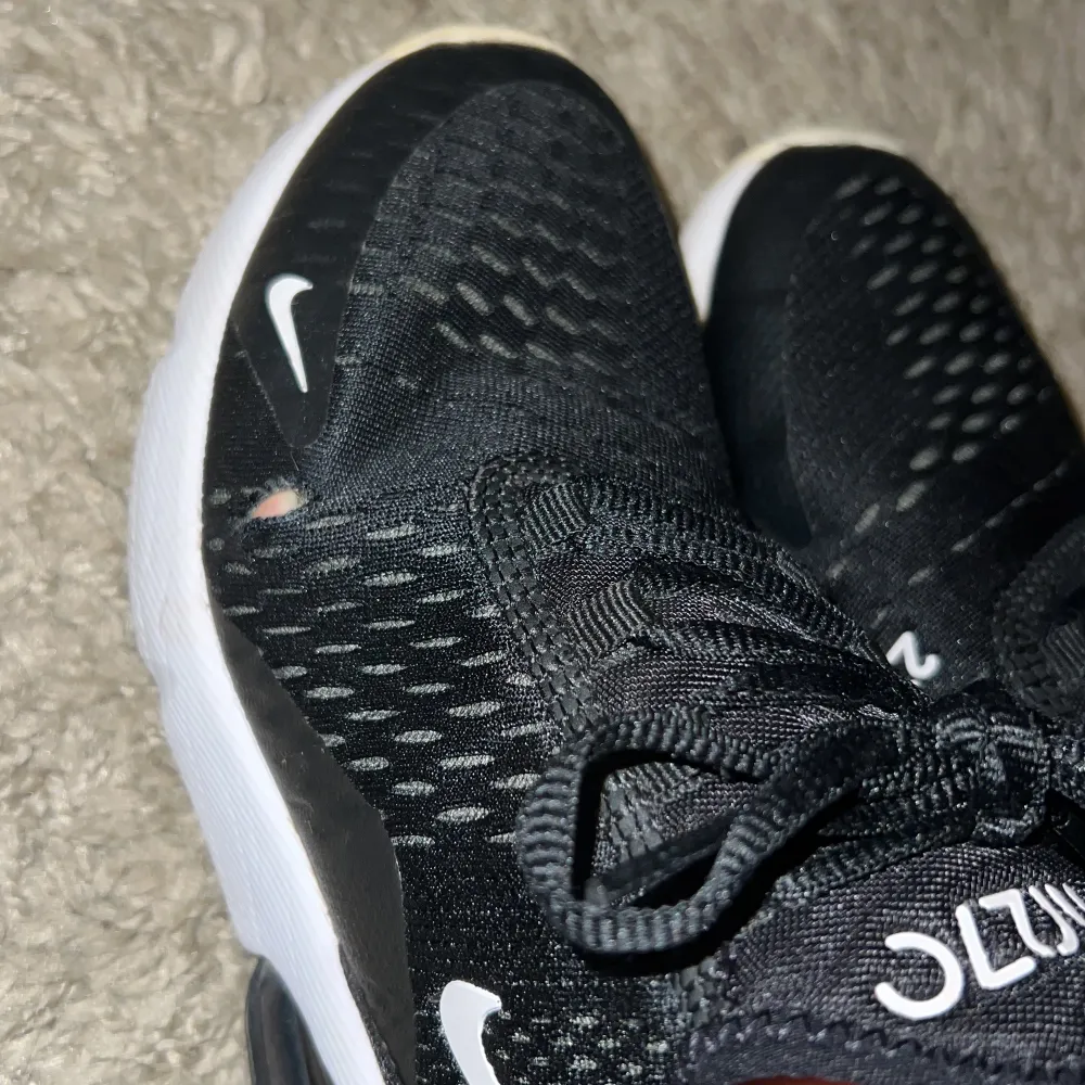 Säljer ett par Nike 270 i storlek 37.5 de har ett litet hål på sidan se bild 2 men det är inget som syns. Skriv för intresse 🤍 köparen står för frakt . Skor.