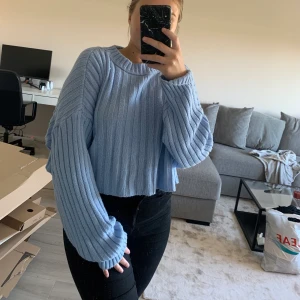 Stickad tröja - Säljer en stickad tröja från madlady i storlek XS. Sticks inte alls. Den är lite nopprig som ni kan se på en av bilderna annars hur fin som helst. Väldigt skön att ha nu under hösten💙