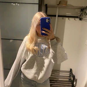 Sweatshirt  - Säljer denna sweatshirt från Gina tricot, lite nopprig på vissa ställen men fint skick. 