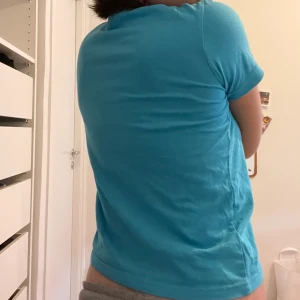 blå t-shirt - Blå tshirt/babytee! Sitter jättebra på. 