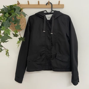 svart jacka - Svart jacka från only! Superfin men tyvärr blivit för liten för mig💝