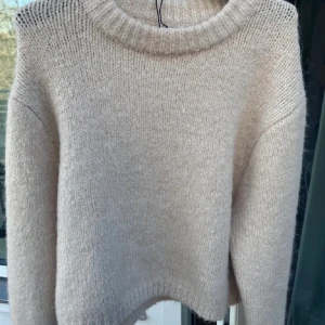 Stickad beige tröja  - Stickad beige tröja från Zara. 🤍