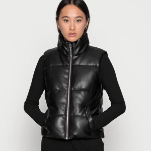 Väsy - Säljer denna västen från JDY i storlek s. Köparen står för frakten!