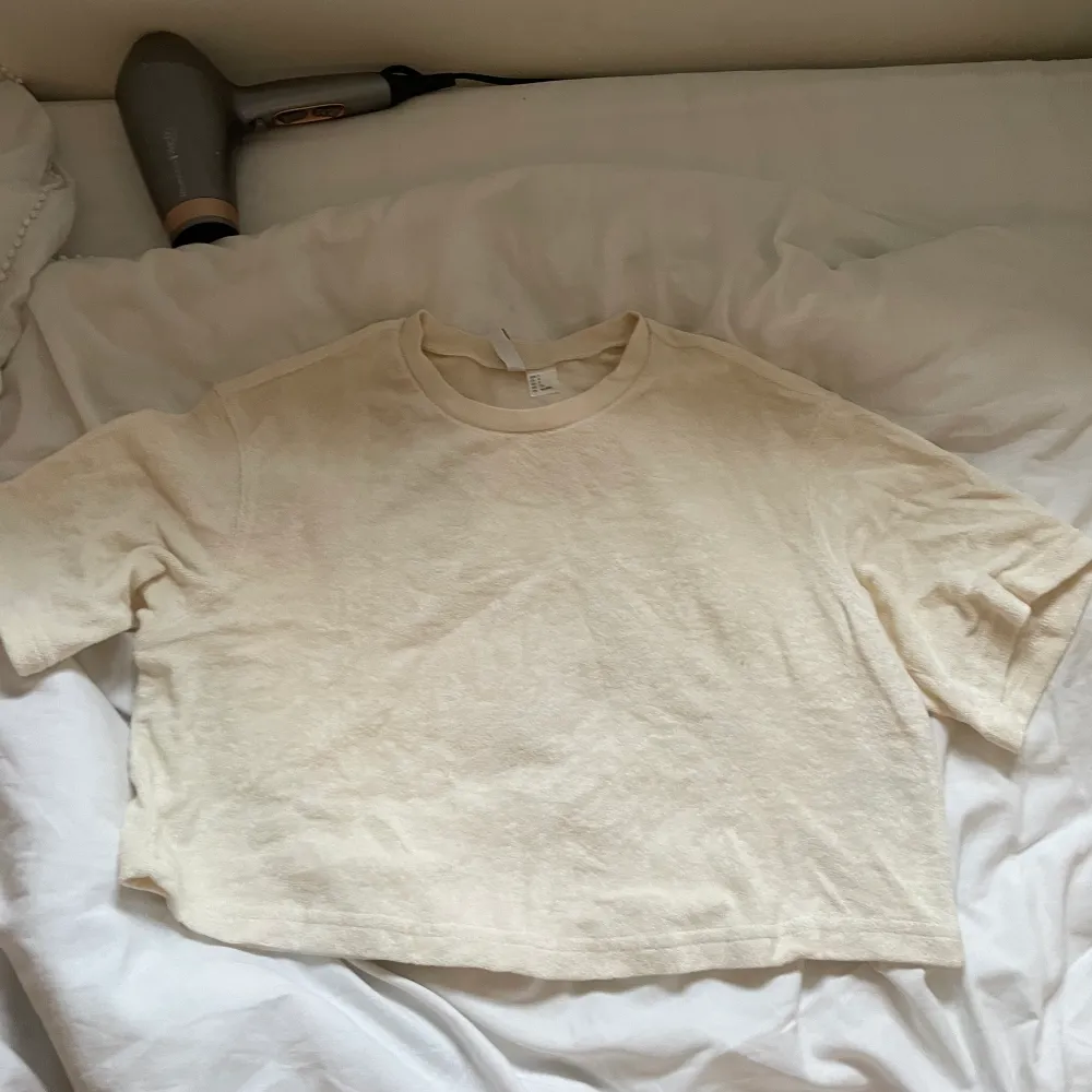 Oversized croppad topp i frotté. Aldrig använd. Beige. . T-paidat.