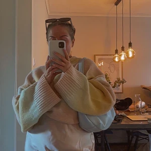 Färgglad pastell stickad tröja - Jättefin stickad tröja från Gina tricot, storlek L. Men passar mig bra som har S, passar även L. Beroende på hur man vill att den ska sitta!  OBS HAR 3 FÖR 2 PÅ ALLT, PASSA PÅ!! Har rensat ur hela garderoben 💗