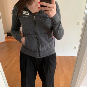 Nike kofta - Grå Nike kofta, bra skick