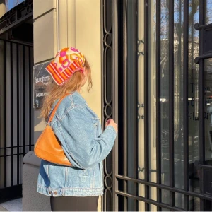 Liten brun väska  - Baguetteväska köpt secondhand i Barcelona! Får ingen användning för längre.  Kan mötas upp i stockholm också