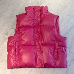 Rosa väst - Rosa väst. Oanvänd.