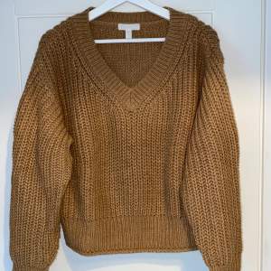 Supermysig brun stickad tröja med v-ringning. Perfekt till hösten! Strl S men något oversized 💕 frakt tillkommer på cirka 60kr! Priset kan diskuteras!