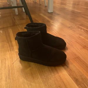Svarta uggs - Svarta uggs från zalando, använda halva förra vintern o är i gott skick. Klicka inte på ”KÖP NU”!!! Bud på 900