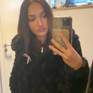 Strl S - jag säljer denna päls jacka med luva  Köpte den 2021 vinter och är i bra skick 