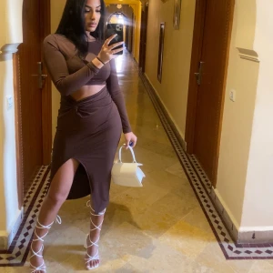 Klackskor storlek 37 - Aldrig använda Klackskor med lace up och en unik, ostrukturerad klack! Väldigt cool och modernt.  Klackskorna är enkel att gå i då klacken är bred, vilket ger en stadig balans.  Köpt för 500kr, säljer för 350kr  Storlek 37, passar även dig med storlek 36!