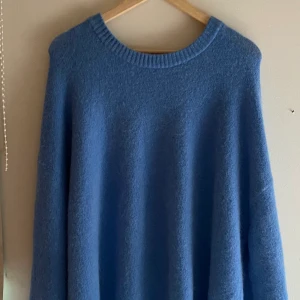 Blå stickad tröja - Jätte fin stickad blå tröja från And Other Stories❤️aldrig använd så helt ny. Jätte skön och så varm och gosig❤️