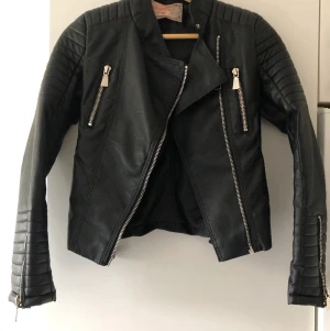 Skinnjacka - Chiquelle - Jackan är i strl 36 och är köpt från chiquelle. Säljes pga att den tyvärr har blivit för liten. Den är använd ett fåtal gånger. Kan bara mötas upp i Malmö. Pris kan diskuteras vid snabb och smidig affär.